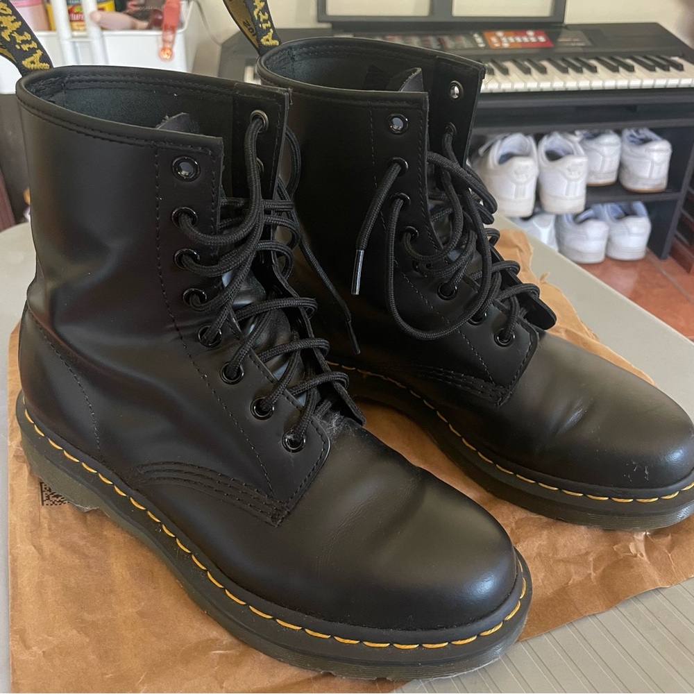 DR MARTENS 1460 SMOOTH LEATHER LACE UP BOOTS